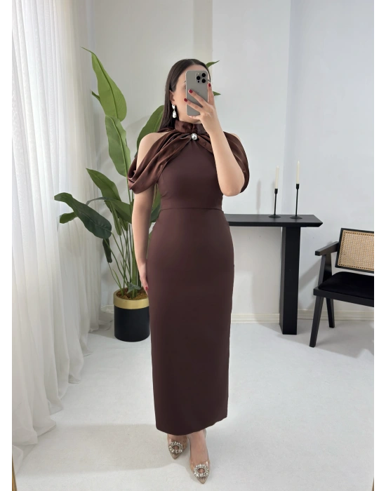 DİAMOND OMUZ DETAYLI BROŞLU KAHVERENGİ ELBİSE
