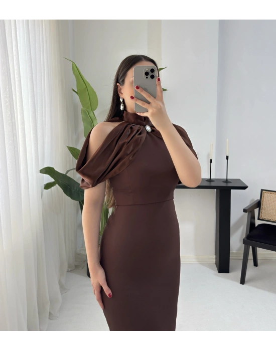 DİAMOND OMUZ DETAYLI BROŞLU KAHVERENGİ ELBİSE