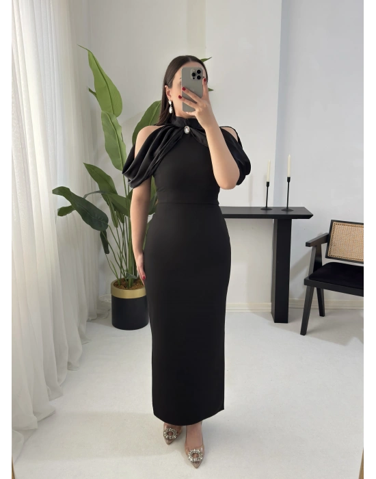 DİAMOND OMUZ DETAYLI BROŞLU SİYAH ELBİSE