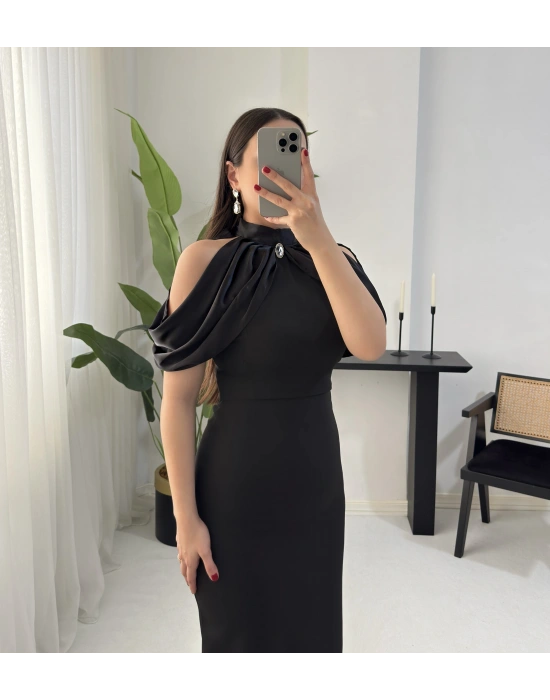 DİAMOND OMUZ DETAYLI BROŞLU SİYAH ELBİSE