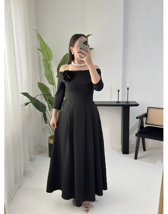 FRİDA MADONNA YAKA ÇİÇEK DETAYLI SİYAH ELBİSE