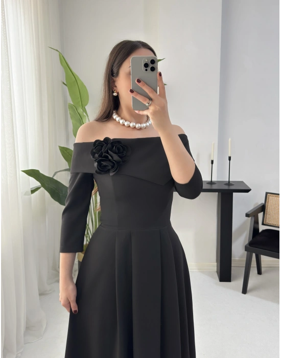 FRİDA MADONNA YAKA ÇİÇEK DETAYLI SİYAH ELBİSE