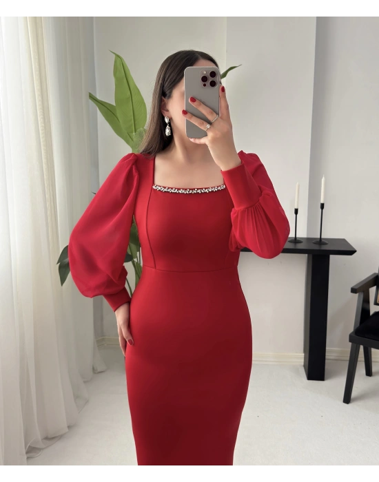 HERA TAŞ DETAYLI KARE YAKA KIRMIZI ELBİSE