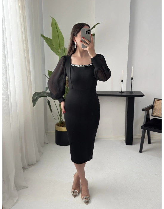 HERA TAŞ DETAYLI KARE YAKA SİYAH ELBİSE