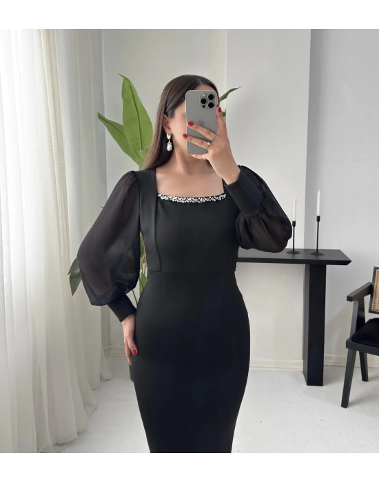 HERA TAŞ DETAYLI KARE YAKA SİYAH ELBİSE