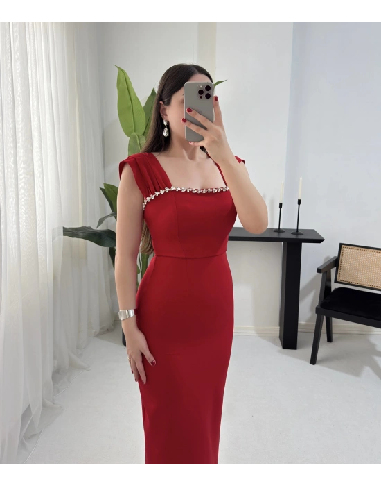 HOLLY TAŞ YAKA KIRMIZI ELBİSE