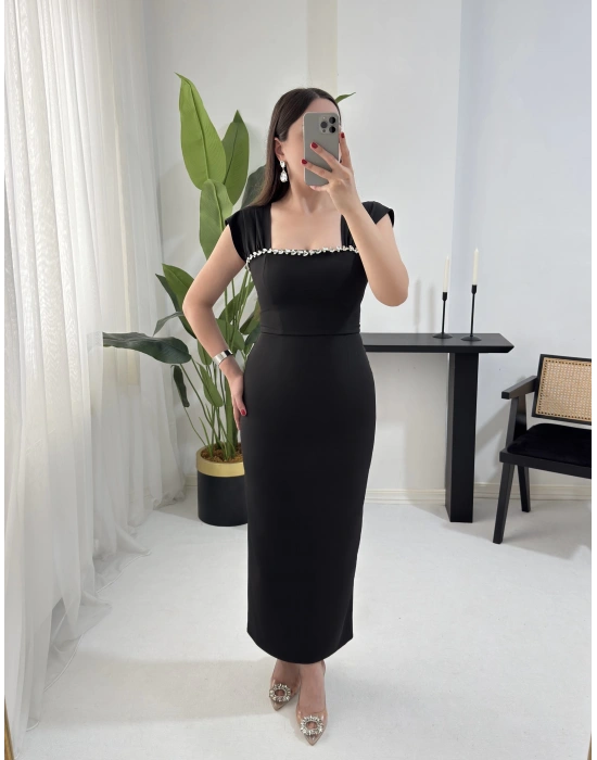 HOLLY TAŞ YAKA SİYAH ELBİSE