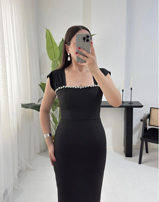 HOLLY TAŞ YAKA SİYAH ELBİSE