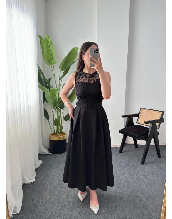 MİLANA ÇİÇEKLİ DETAYLI KEMERLİ SİYAH ELBİSE