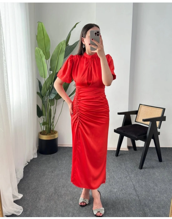 VALİNTA KIRMIZI BÜZGÜLÜ SATEN ELBİSE