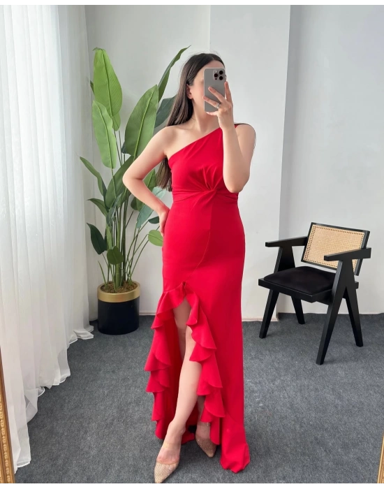 VOLANLI YIRTMAÇ DETAYLI KIRMIZI ELBİSE