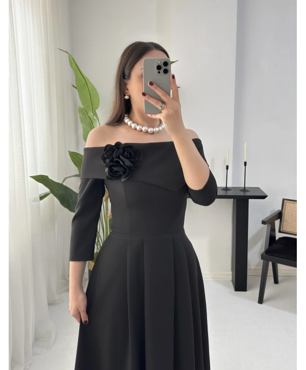 FRİDA MADONNA YAKA ÇİÇEK DETAYLI SİYAH ELBİSE