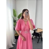 ARİA PARLAK KUMAŞ KRUVAZE YAKA KEMERLİ PEMBE ELBİSE