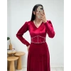 BORDO İNCİ BEL DETAYLI KADİFE ELBİSE
