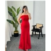 CARMEN KIRMIZI TÜYLÜ STRAPLEZ ELBİSE