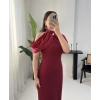 DİAMOND OMUZ DETAYLI BROŞLU BORDO ELBİSE