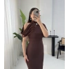 DİAMOND OMUZ DETAYLI BROŞLU KAHVERENGİ ELBİSE