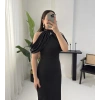 DİAMOND OMUZ DETAYLI BROŞLU SİYAH ELBİSE