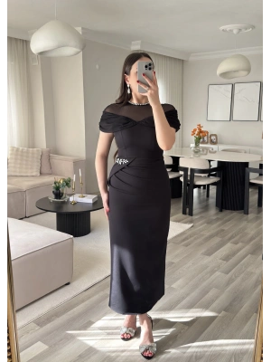 MİTA TAŞ YAKA DRAPELİ SİYAH ELBİSE