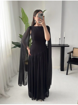 AMBER PELERİN DETAYLI SİYAH ELBİSE