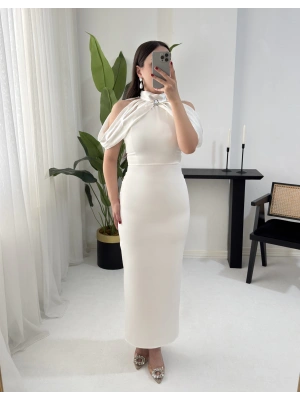 DİAMOND OMUZ DETAYLI BROŞLU BEYAZ ELBİSE