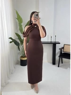 DİAMOND OMUZ DETAYLI BROŞLU KAHVERENGİ ELBİSE