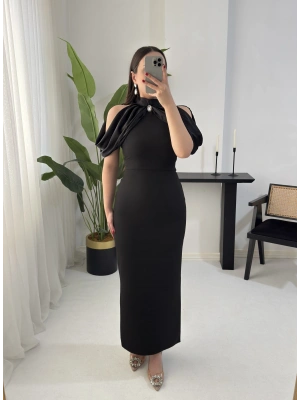 DİAMOND OMUZ DETAYLI BROŞLU SİYAH ELBİSE