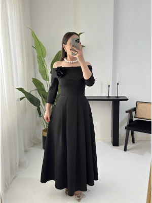 FRİDA MADONNA YAKA ÇİÇEK DETAYLI SİYAH ELBİSE