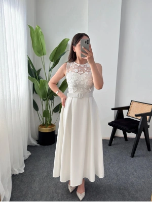 MİLANA ÇİÇEKLİ DETAYLI KEMERLİ BEYAZ ELBİSE