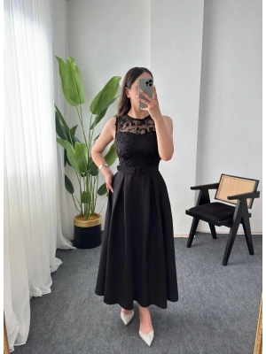 MİLANA ÇİÇEKLİ DETAYLI KEMERLİ SİYAH ELBİSE