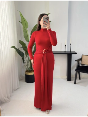 PAELA BROŞ DETAYLI KIRMIZI ELBİSE