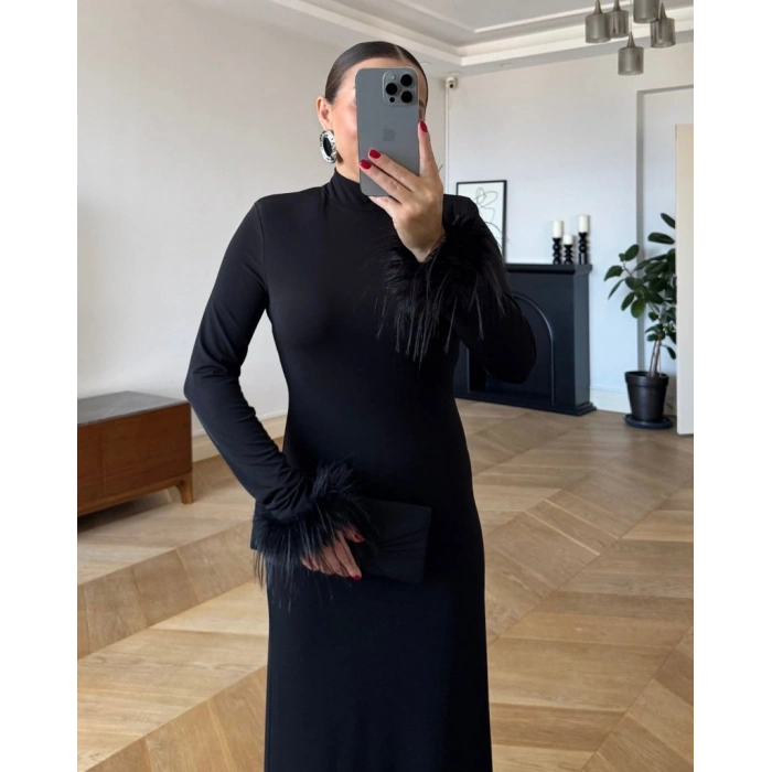 Kadın Uzun Kollu Balıkçı Yaka Kol Ağzı Tüy Detaylı Uzun Krep Elbise