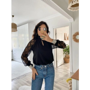 Kadın Uzun Kollu Göğüs Pencere Detay Yaka Boğazlı Kolları Tüllü Sandy Bluz