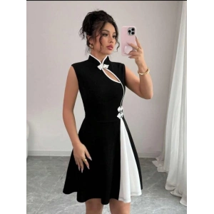 Kadın Yarım Balıkçı Yaka Pencere Dekolte Ve çift Renk Detay Mini Elbise