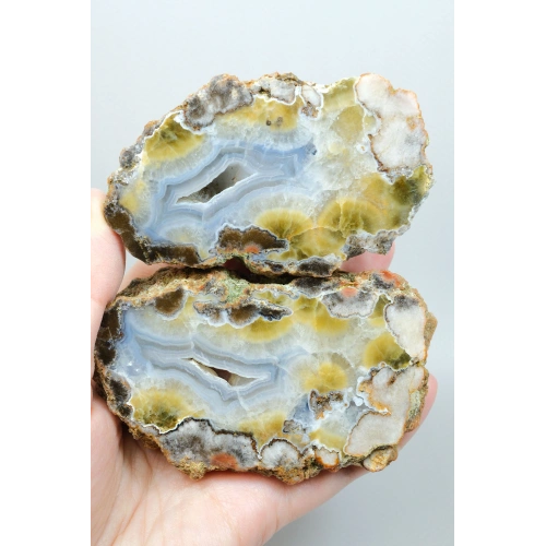 Pierre dagate de mer Noire avec des bandes bleues