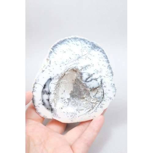 Mavi-Beyaz Dendritik Opal Levha – Şeffaf Buz-Mavi Çekirdek ile Doğal Matris Boşluğu ve Siyah Dendritler, 222g