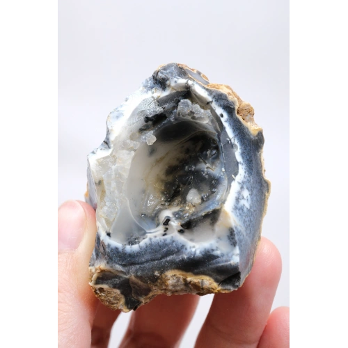 Merlinite Dentritico Opal Geode - Nodulo a Cavità Aperta con Calcedonio Botrioidale e Dendriti Neri in 3D, 67g