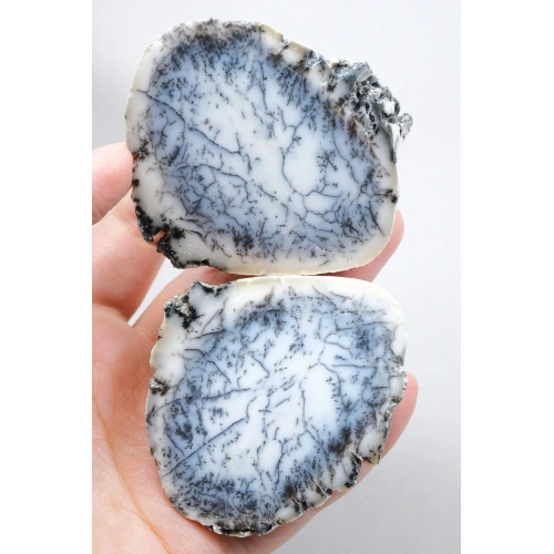 烟熏蓝色和白雪莪莪的梅林石配对,带有精细的黑色树状包裹物,重157克