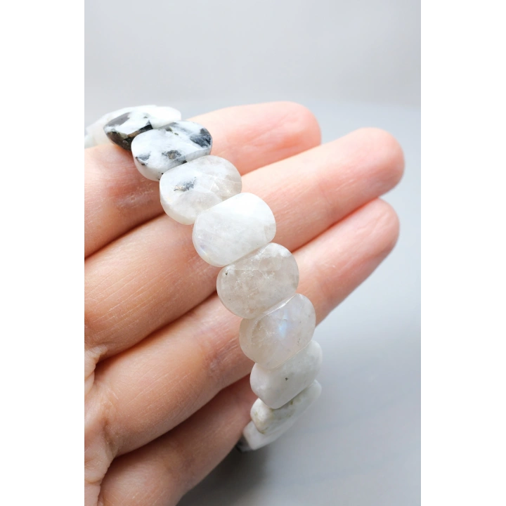 Bagliore mistico della Luna e energia femminile: Bracciale di pietre naturali con Pietra di Luna Taglio Ovale