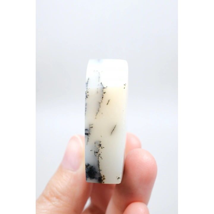 Piedra de Bolsillo Pulida en Forma Libre Merlinita en Blanco y Negro - Ópalo Dendrítico de Nieve Azul-Negro