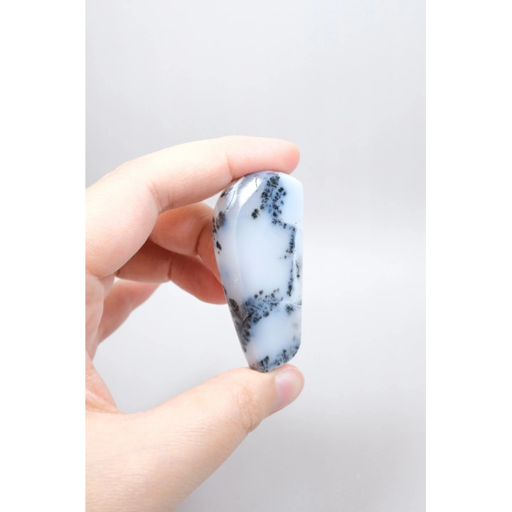 Forma libre pulida de Merlinita Azul y Blanca - Ópalo Dendrítico Azul Hielo