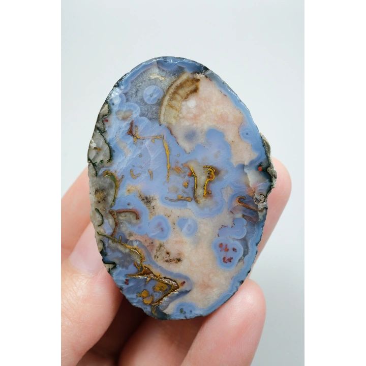Ágata del Mar Negro con bordes azules, crema y bordados de óxido