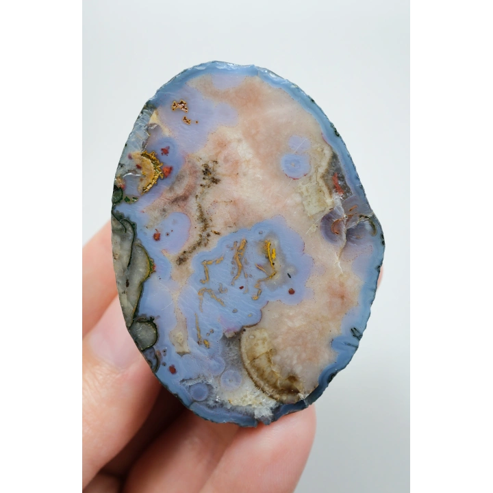 Ágata del Mar Negro con bordes azules, crema y bordados de óxido