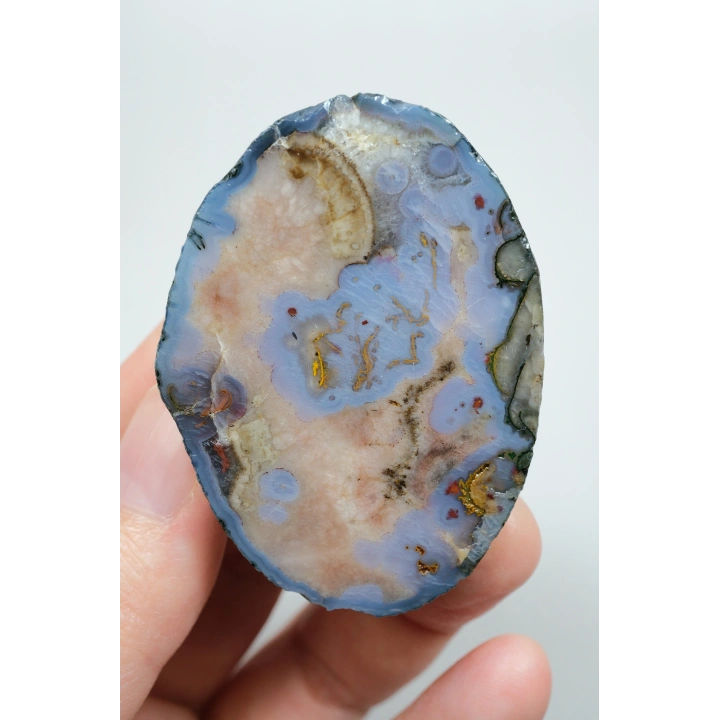 Ágata del Mar Negro con bordes azules, crema y bordados de óxido