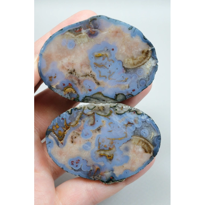 Ágata del Mar Negro con bordes azules, crema y bordados de óxido
