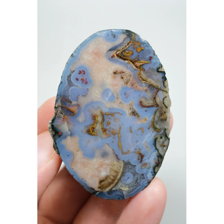 Ágata del Mar Negro con bordes azules, crema y bordados de óxido