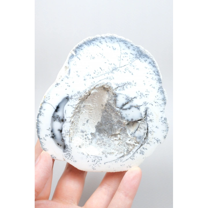 Mavi-Beyaz Dendritik Opal Levha – Şeffaf Buz-Mavi Çekirdek ile Doğal Matris Boşluğu ve Siyah Dendritler, 222g