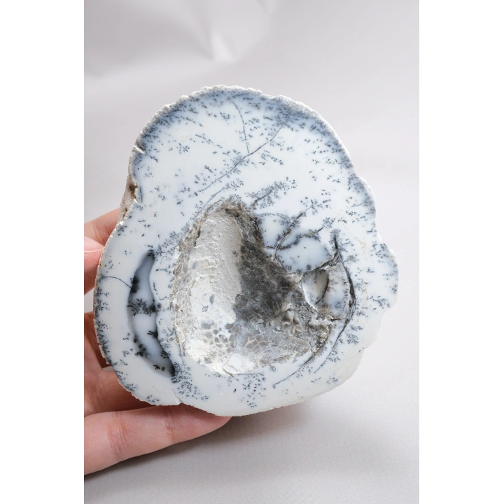 Mavi-Beyaz Dendritik Opal Levha – Şeffaf Buz-Mavi Çekirdek ile Doğal Matris Boşluğu ve Siyah Dendritler, 222g
