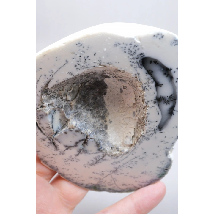Mavi-Beyaz Dendritik Opal Levha – Şeffaf Buz-Mavi Çekirdek ile Doğal Matris Boşluğu ve Siyah Dendritler, 222g