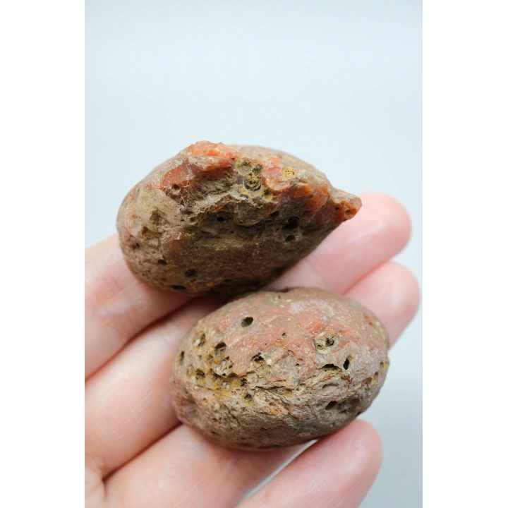 カーネリアンレッドとバーントオレンジの縞模様が入った黒海瑪瑙のペア、パープルアイ瑪瑙